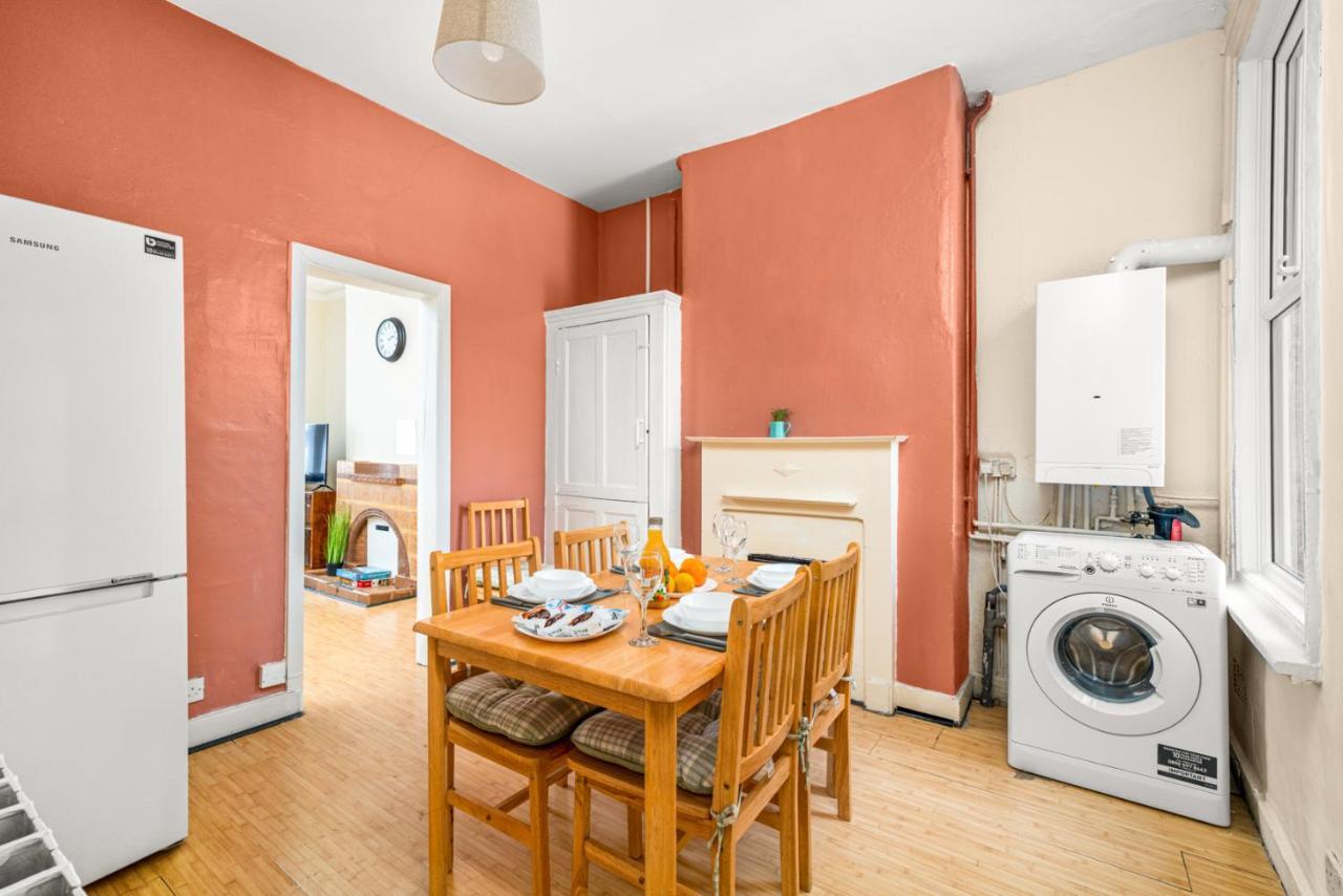 Homely 4-Bedroom Home With 2 Baths & Free Parking Londyn Zewnętrze zdjęcie