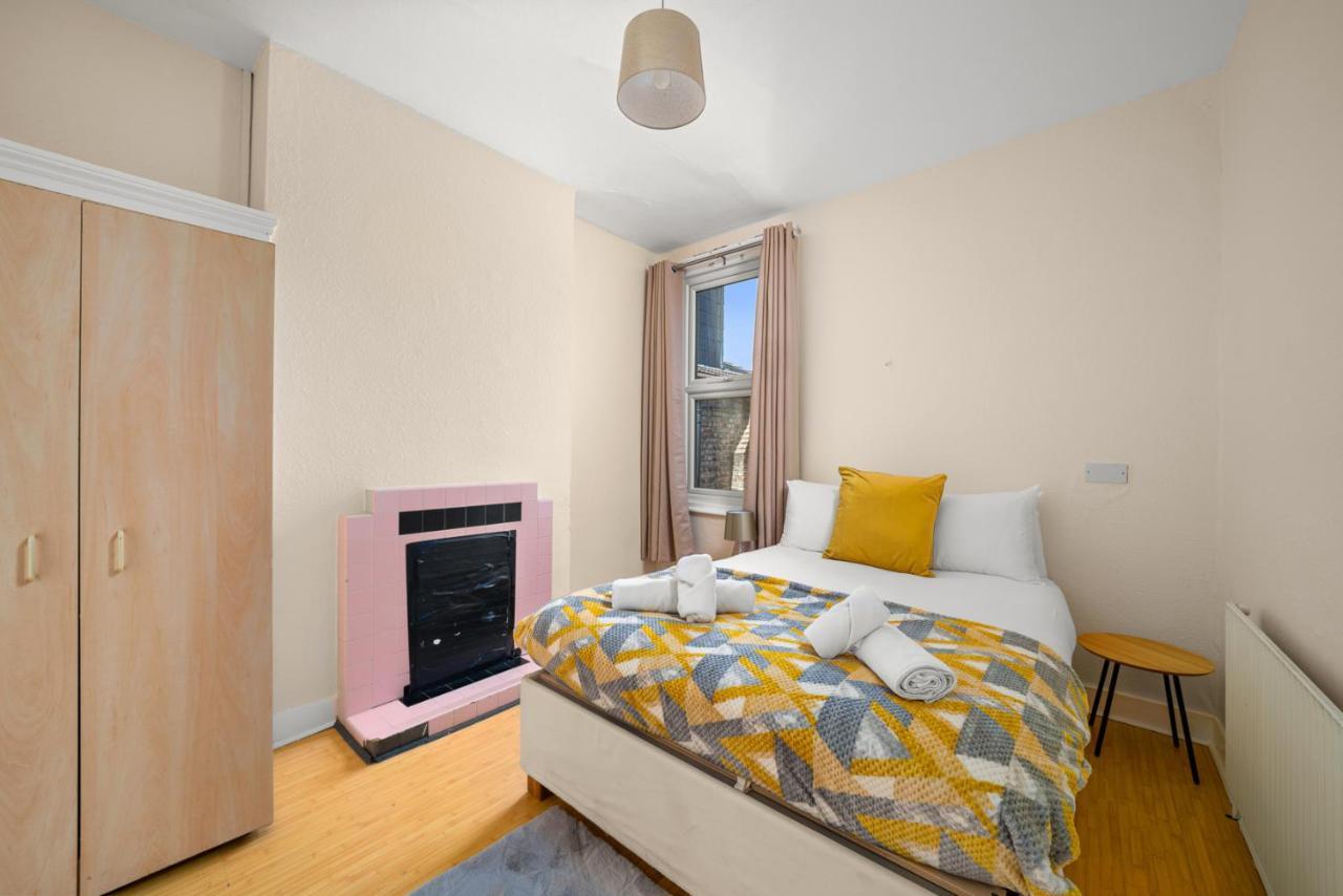Homely 4-Bedroom Home With 2 Baths & Free Parking Londyn Zewnętrze zdjęcie