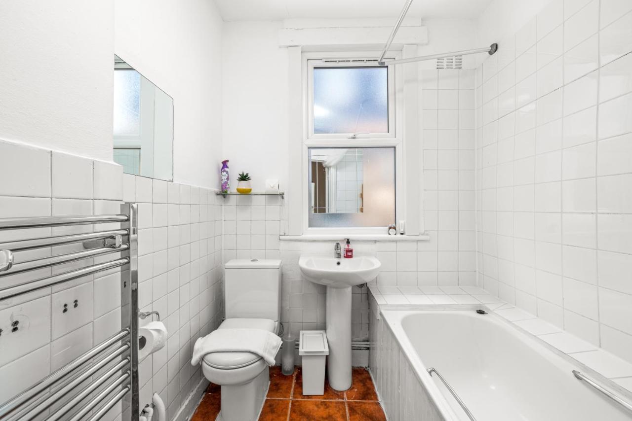 Homely 4-Bedroom Home With 2 Baths & Free Parking Londyn Zewnętrze zdjęcie